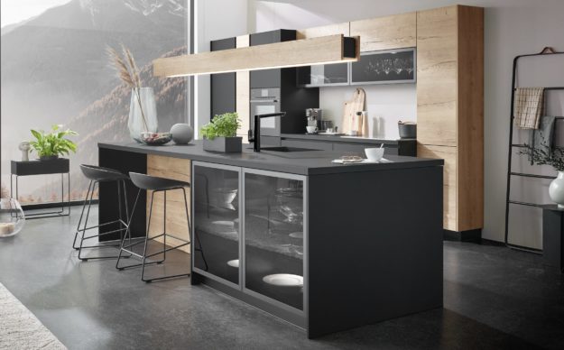 Bild einer Design-Küche in Holz-Optik mit Insel in schwarz