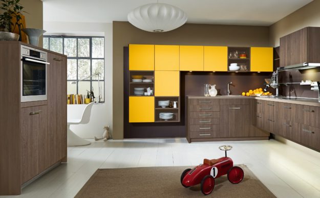 Bild einer Küche in Holz-Optik mit gelben Fronten