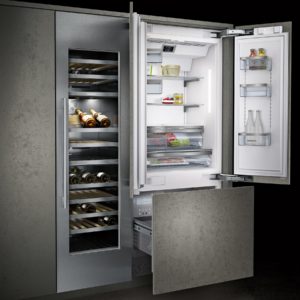 Bild eines Weintemperierschrankes und eines geöffneten Kühlschrankes