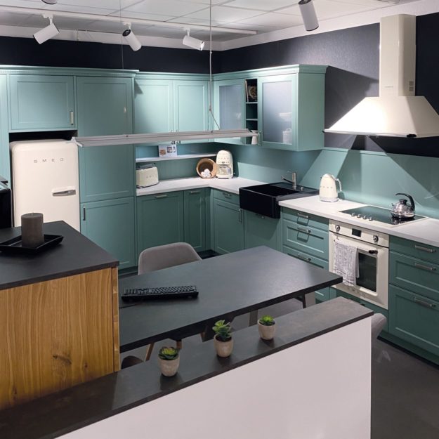 Bild einer Ausstellungs-Landhausküche in hellblau