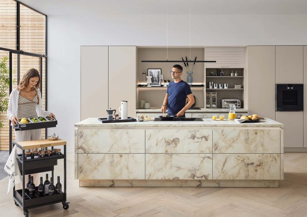 Moderne und helle Designküche von Ballerina Küchen mit Kochinsel in Marmoroptik erhältlich bei KÜCHE kreativ