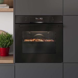 Dampfbackofen von Bosch mit Blick auf Essen im Ofen