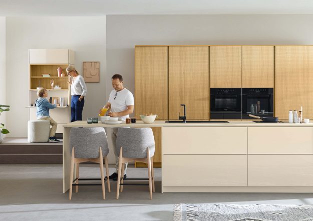 Klassische Inselküche von Ballerina Küchen mit Essplatz und Fronten in Beige/Holzoptik erhältlich bei KÜCHE kreativ