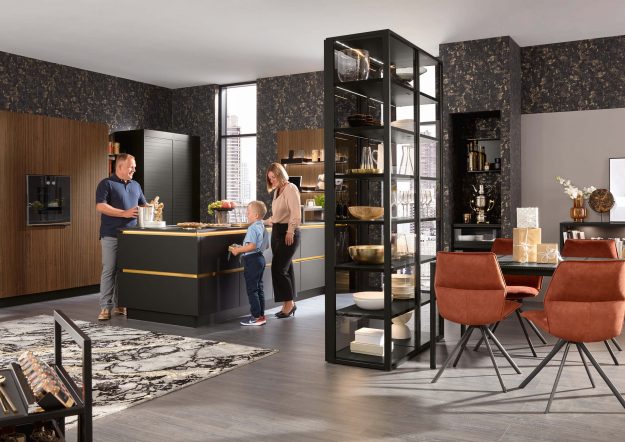 Designküche mit goldenen Griffmulden von Ballerina Küchen in modern gestalteter Wohnung erhältlich bei KÜCHE kreativ