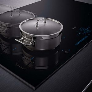 Kochtopf wird verschoben auf Kochfeld von Siemens