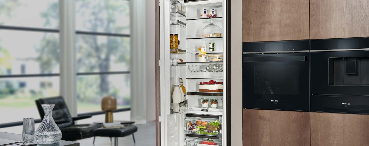 Blick auf Geräte von Siemens mit geöffnetem Kühlschrank in moderner Küche