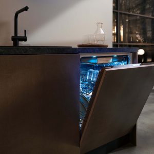 Spülmaschine von Siemens, Tür leicht geöffnet, mit blauer Beleuchtung