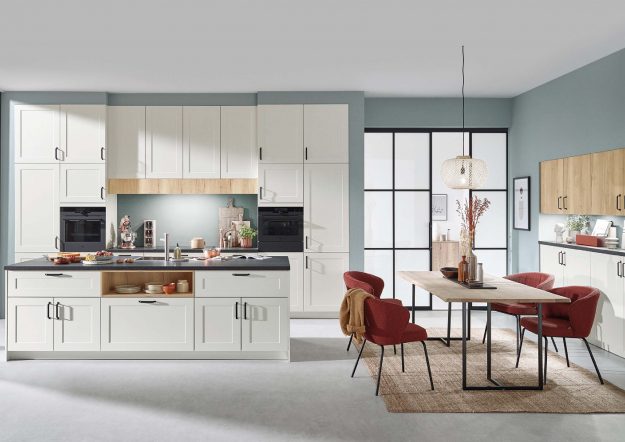 Weiße Inselküche im Landhausstil von Ballerina Küchen mit Paneelfronten erhältlich bei KÜCHE kreativ