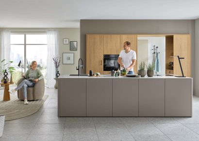 Klassische grifflose Inselküche von Ballerina mit hellgrauen Fronten und Fronten in Holzoptik erhältlich bei KÜCHE kreativ