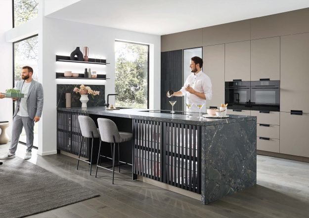 Moderne Designküche von Ballerina Küchen mit Kochinsel in Marmoroptik erhältlich bei KÜCHE kreativ