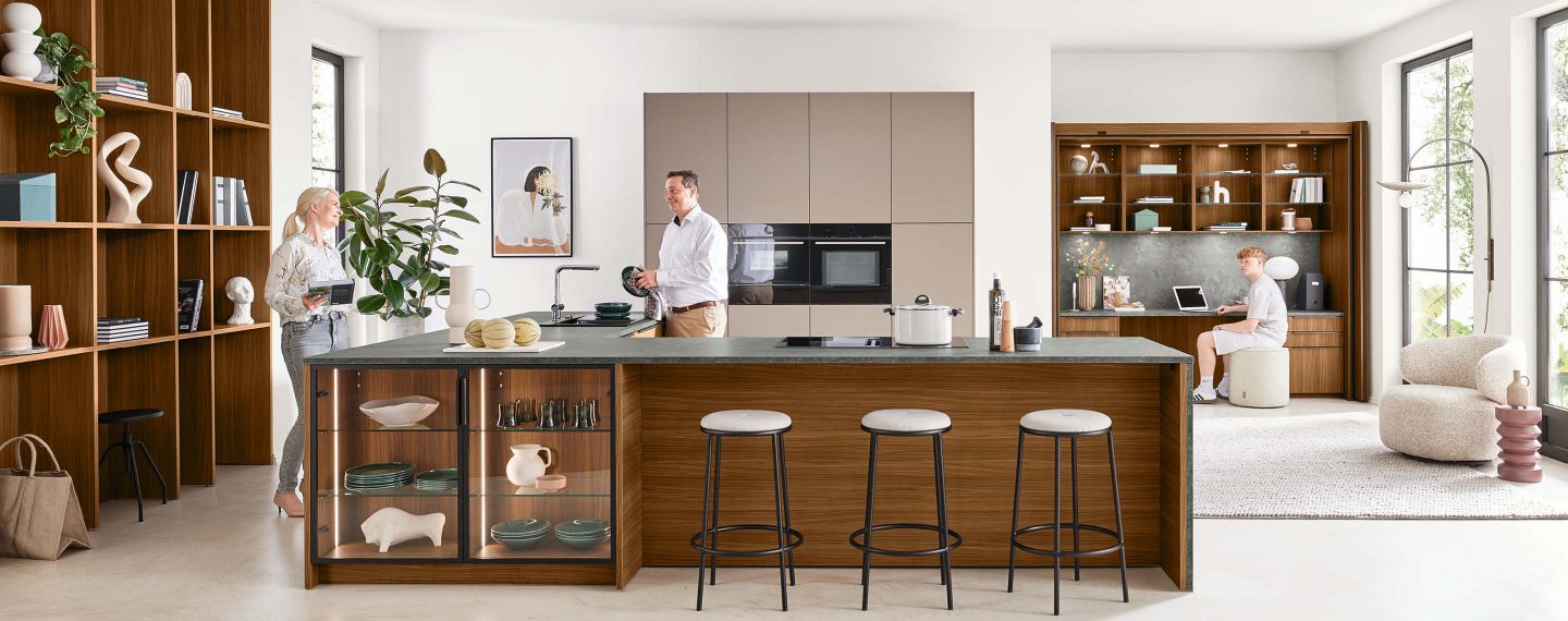 Große Inselküche in L-Form mit integrierter Sitztheke, Regalen und Arbeitsplatz von Ballerina Küchen erhältlich bei KÜCHE kreativ