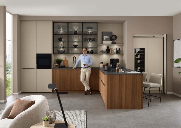 Klassische Küche in L-Form von Ballerina Küchen mit Essplatz und Fronten in Beige/Holzoptik erhältlich bei KÜCHE kreativ